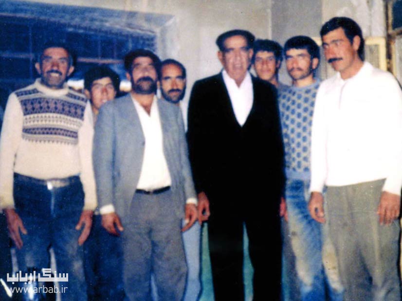 عکسی قدیمی از قنبر رحیمی بیدشکی همراه با دوستان و همکاران 